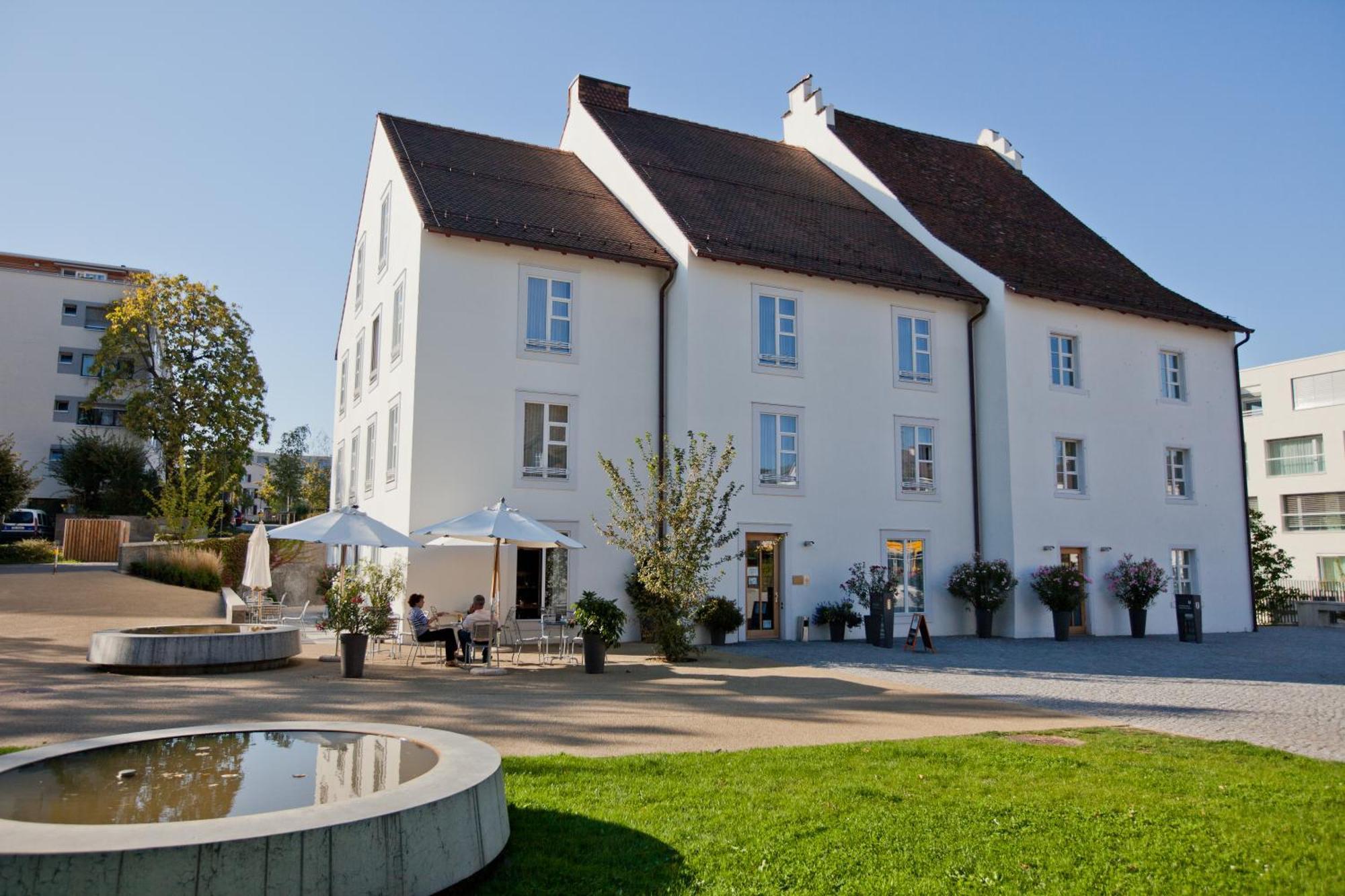 Hotel Im Schlosspark Binningen Экстерьер фото