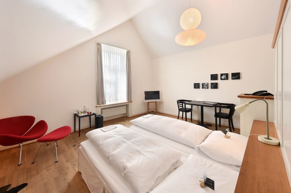 Hotel Im Schlosspark Binningen Экстерьер фото